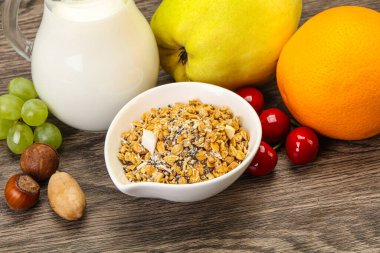 Organik granola ve sütle kahvaltı