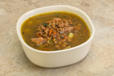Geleneksel tavuk ve sebzeli mercimek çorbası.