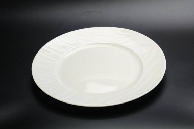 İzole edilmiş servis için beyaz boş tabak