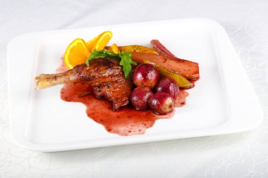 Üzümlü ördek bacağı, portakal ve armut.