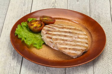 Izgara ton balıklı biftek, kumato ve salata.