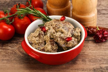 Krema soslu tavuk ciğeri biberiye servis edildi.