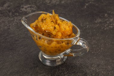 Salatalık ve hardal tohumlu sos.