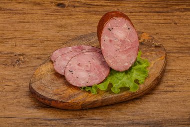 Baharatlı ve otlu füme jambon.