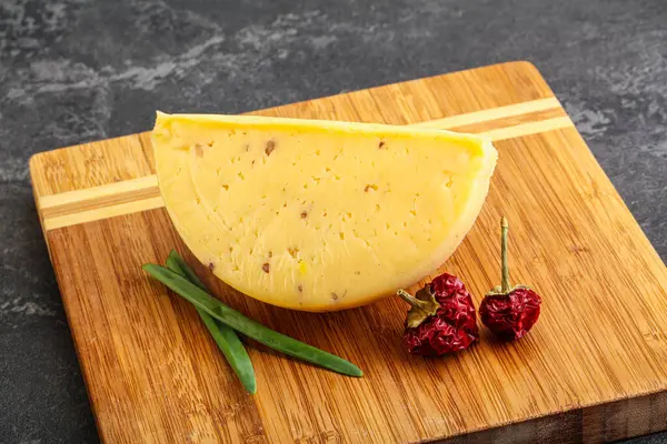 Cevizli sert peynir tuğlası.