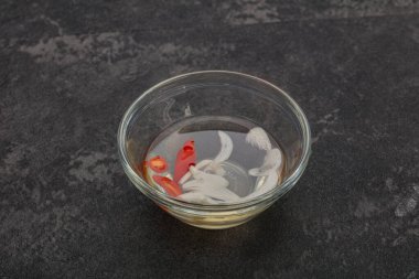 Acı biber ve sarımsaklı Vietnam sirkesi sosu.