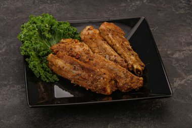 Baharatlı ve otlu domuz pirzolası.