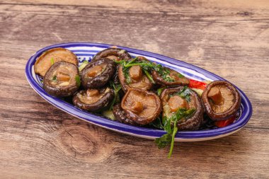 Baharatlı ve otlu terbiye edilmiş Shiitake mantarı.