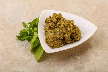 Fesleğen ve sedir fıstıklı yeşil sos sosu.