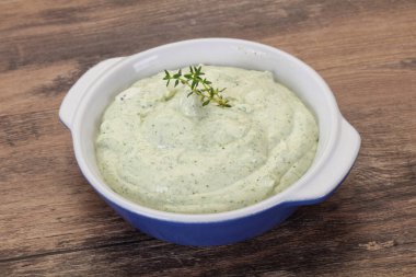 Bitki ve sarımsaklı süzme krema.