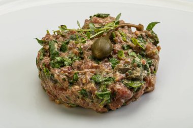 Kaparili çiğ tartar atıştırmalığı.