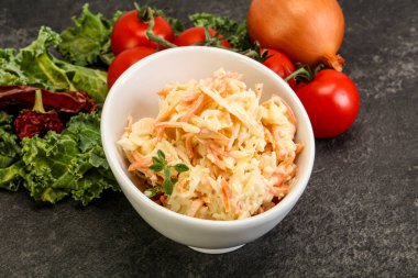 Lahana ve havuçlu vejetaryen lahana salatası.