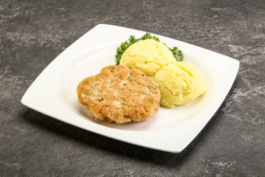 Kıymalı tavuk pirzolası ve patates püresi.