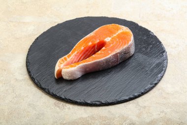 Pişirmek için çiğ somon bifteği.