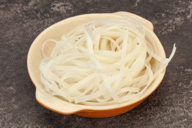 Haşlanmış pirinç eriştesi pişirmeye hazır.