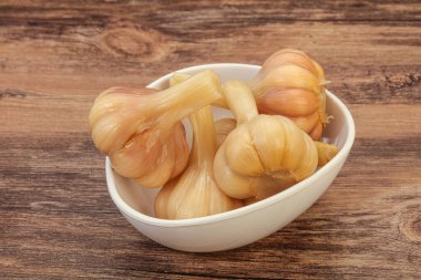 Kasede marine edilmiş taze sarımsak.