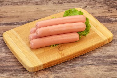 Lezzetli et sosisleri güverteye yığılmış.