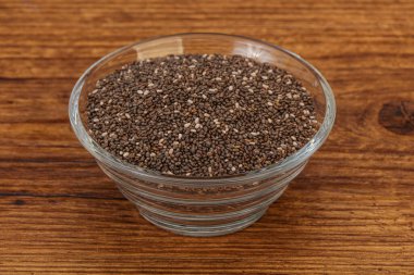 Baharatlı chia tohumları kasede yığılıyor.