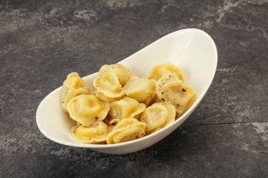 Et ve baharatlı Rus geleneksel hamur tatlısı.