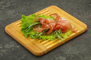 Biberiyeli dilimlenmiş domuz eti.