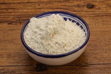 Buğday unu kasede yemek pişirmek için.