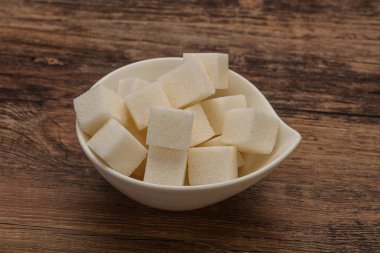 Rafine edilmiş beyaz granüllü şeker yavruları kasede.