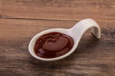 Geleneksel domates barbekü sosu kasede