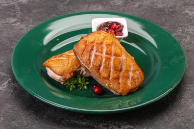 Kızarmış ördek göğsü ve çilek sosu. 