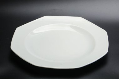 İzole edilmiş servis için beyaz boş tabak