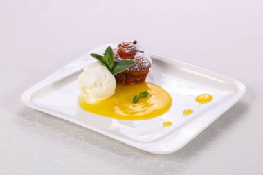 Dondurmalı lezzetli sıcak kek. Naneli.