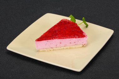 Yumuşak ahududu cheesecake plaka nane servis