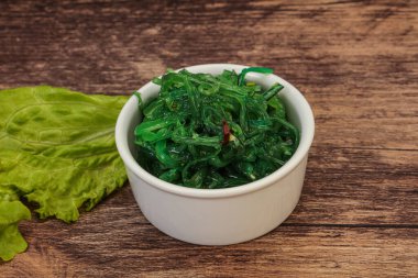 Yeşil Chuka Yosun Salatası Beyaz Arkaplan Üst Görünümü 'nde izole edildi. Wakame Deniz Yosun Namazı, Çukka Deniz Otu, Sağlıklı Yosun Gıdası