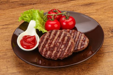 Domates soslu ızgara burger pirzolası