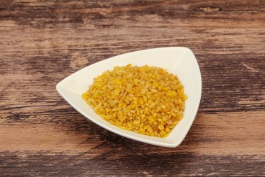 Vejetaryen mutfağı. Kasede pişirmek için kuru bulgur.