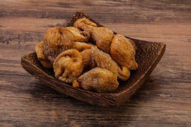 Kuru incirli meyve yığını.