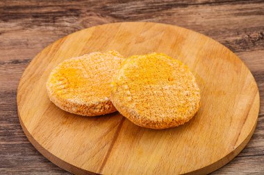 Fırında pişmemiş ev yapımı tavuk pirzolası.