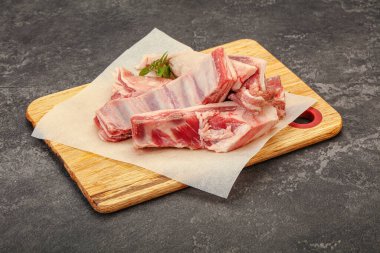 Çiğ kuzu kaburgası pişirmek için biberiye servis edilir.