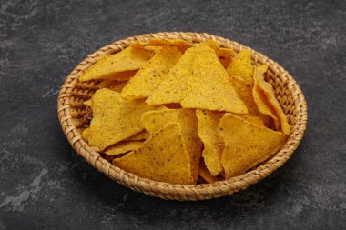 Meksika mısır cipsi üçgen yığını.