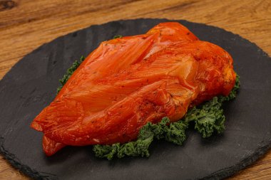 Baharatlı ve otlu füme tavuk göğsü.