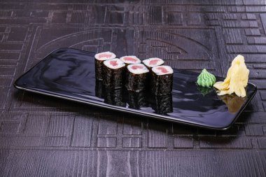 Asya mutfağı - çiğ ton balıklı rulo