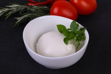 İtalyan Mozzarella peynir topu fesleğen ve domates servis etti.
