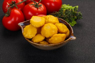 Lezzetli terbiye edilmiş veranda kasede.