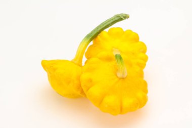 Taze, taze, lezzetli, beyaz üzerinde pişmeye hazır.