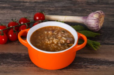 Kafkas Kharço çorbası, sığır eti ve pilav.