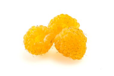 Tatlı, olgun, yapraklı sarı ahududu.