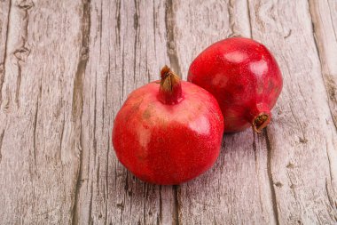 Taze, sulu ve tatlı nar meyvesi.