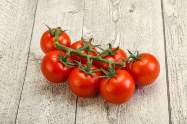 Taze olgun domates dalıyla izole edilmiş.