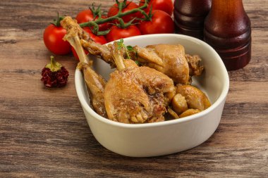 Tatlı ve baharatlı soslu tavşan yahnisi.