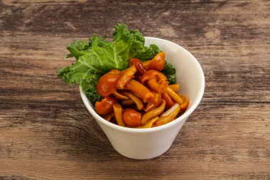 Terbiye edilmiş mantar. Kasede küçük bal aromalı.