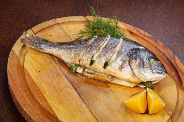 Fırında Dorado balığı limon ve dereotu servis etti.